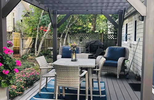 Frankfort Cottage | Secret Garden Cottage steps from Lake Michigan beach