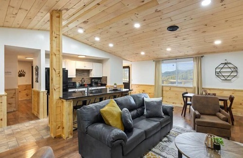 Caton Cabin | Secret Hideout- 2 bdrm, Mtn View, Fire-pit, Game Room, Hot tub, Hammock