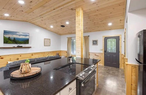 Caton Cabin | Secret Hideout- 2 bdrm, Mtn View, Fire-pit, Game Room, Hot tub, Hammock