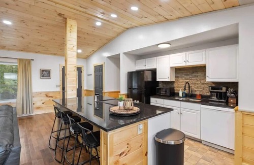 Caton Cabin | Secret Hideout- 2 bdrm, Mtn View, Fire-pit, Game Room, Hot tub, Hammock