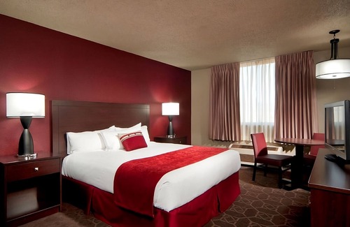Laughlin Hotel | Sedona Pool View King Non Smoking Room at Edgewater Casino Resort