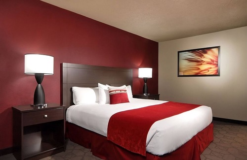 Laughlin Hotel | Sedona Pool View King Non Smoking Room at Edgewater Casino Resort