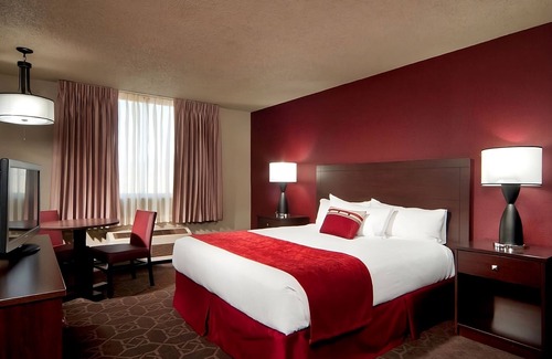 Laughlin Hotel | Sedona Pool View King Non Smoking Room at Edgewater Casino Resort
