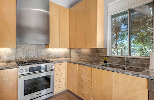Oak Creek House | Sedona Skywalk- Panoramic Red Rock Views + Walk out Viewing Deck- Nearby Shopping and Dining!