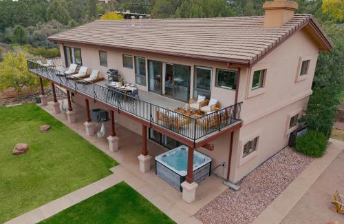 Uptown Sedona House | Sedona Sunrise by AvantStay Majestic Red Rocks Views~Walk to Jordan Trailhead~Peloton Bike~Hot Tub~WiFi