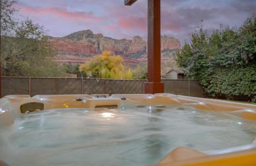 Uptown Sedona House | Sedona Sunrise by AvantStay Majestic Red Rocks Views~Walk to Jordan Trailhead~Peloton Bike~Hot Tub~WiFi