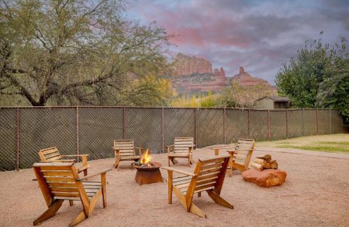 Uptown Sedona House | Sedona Sunrise by AvantStay Majestic Red Rocks Views~Walk to Jordan Trailhead~Peloton Bike~Hot Tub~WiFi