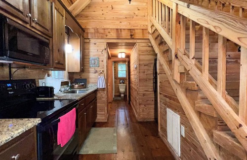 Warm Springs Cabin | See Callaway's Pumpkins and Fantasy in Lights at Shepherd's Den - Fiber Wifi