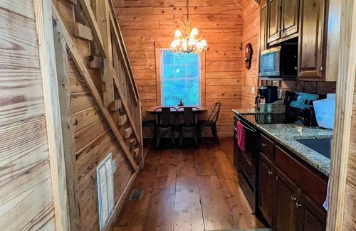 Warm Springs Cabin | See Callaway's Pumpkins and Fantasy in Lights at Shepherd's Den - Fiber Wifi