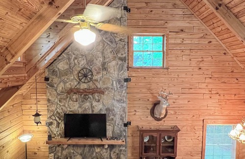 Warm Springs Cabin | See Callaway's Pumpkins and Fantasy in Lights at Shepherd's Den - Fiber Wifi