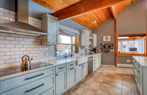 Pagosa Highlands House | See Fall's Changing Colors! Monte Vista Retreat: Hot Tub Pet-Friendly, Fenced Yard, Stunning Views!