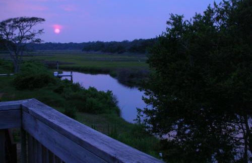 Long Beach House | See Otter by Oak Island Accommodations