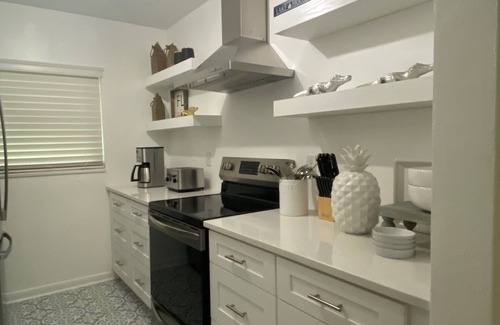 DeLand House | See Our Summer Special - Beautiful Lake Front Cottage - Close to Everything