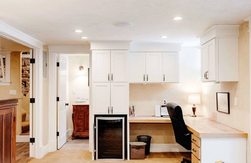 Central Boulder House | ⬆️ See our video: Walk to Pearl St - 2.5 blocks; Fireplace; Luxurious & Private.