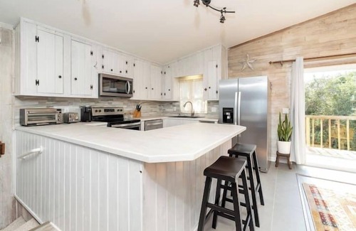 Butler Beach Apartment | See the ocean & walk to the beach in 3 minutes from Seas the Day!