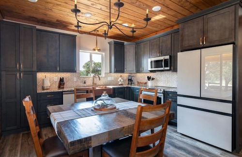 Orderville House | Sego Lily-Amazing Views, Hot Tub, Fire Pit, Stargazing