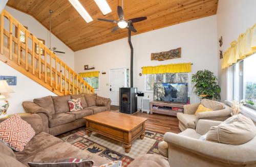 Yosemite Forks House | Selah Cabin- Dog Friendly/BBQ/Level 2 EV Charger