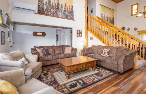 Yosemite Forks House | Selah Cabin- Dog Friendly/BBQ/Level 2 EV Charger