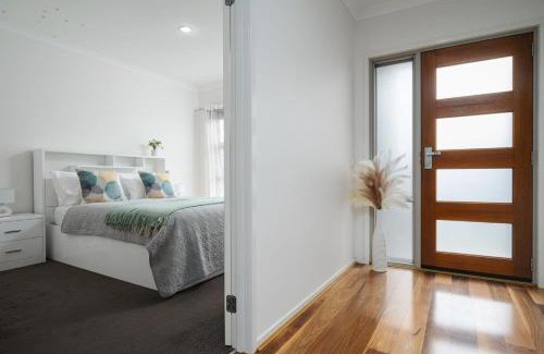 Clyde North House | Selandra Rise - 4 bedroom Private Charm