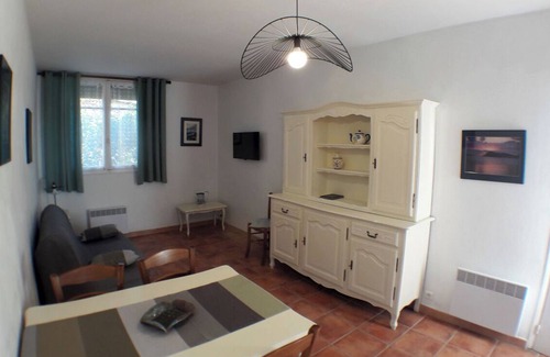 Le Brusc Cottage | Self-catering cottage 400m from the beach, run by olive growers
