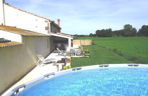 Arles Cottage | Self-catered gite in countryside Mas in the middle of fields, 10 min from Arles
