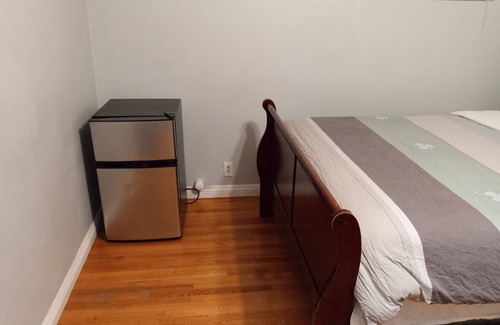 Monrovia House | Self check-in & out private bedroom and private bathroom