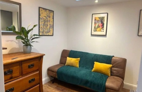 Hove Apartment | Self contained annexe, Hove ParknPrivate parking, own entrance,10 mins Brighton