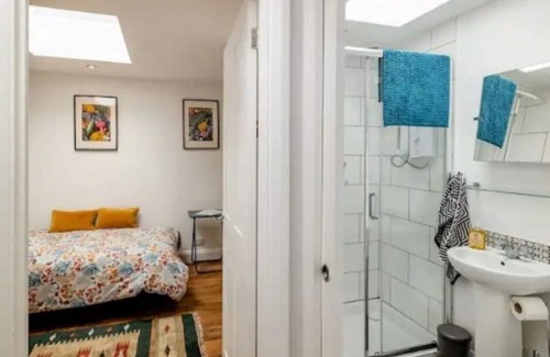 Hove Apartment | Self contained annexe, Hove ParknPrivate parking, own entrance,10 mins Brighton