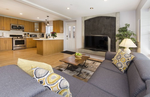 Port Coquitlam House | Self Contained Beautiful 2 Bedroom /2 Bathroom Suite in Port Coquitlam