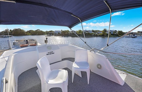 Pelican Waters Boat Rental | Self contained floating apartment