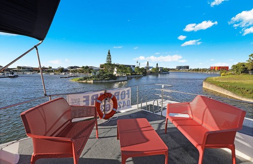 Pelican Waters Boat Rental | Self contained floating apartment