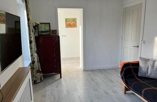 Corstorphine Apartment | Self-contained ground level cottage with hill view