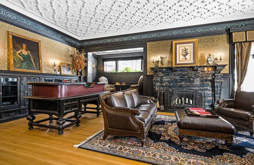 Endion House | Selina Louise Suite Jacuzzi & Fireplace