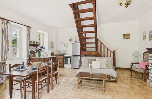 Montignac Ski Chalet | Semi-detached gîte for 4 - shared pool - garden