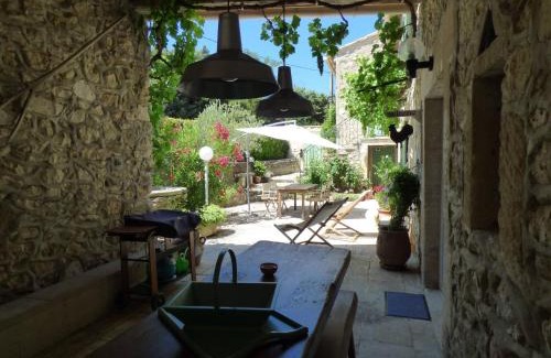 Orgon Villa | Semi-detached provencal farm with swimming pool