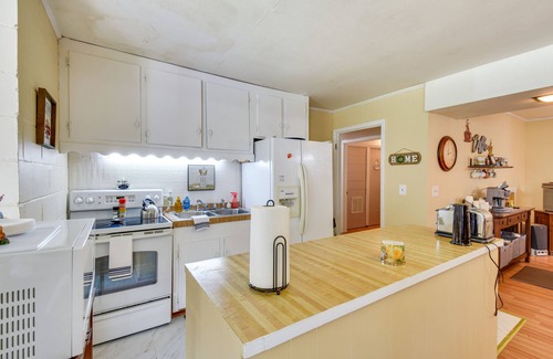 Seneca Apartment | Seneca Abode w/Furnished Deck < 10 Mi to Clemson!