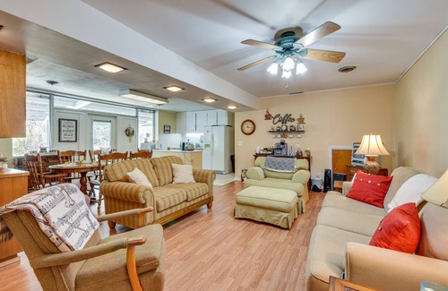 Seneca Apartment | Seneca Abode w/Furnished Deck < 10 Mi to Clemson!