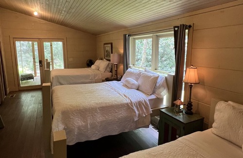 Tellico Plains Cottage | Seneca Cottage is nestled in the Cherokee National Forest