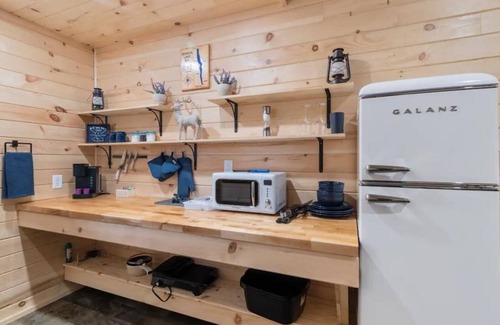 Geneva Cabin | Seneca Hideaway/Rustic Hunter’s cabin/Hot Tub