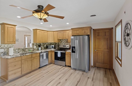 Himrod House | Seneca Lakefront | Hot Tub/Movie Theater/16 guest