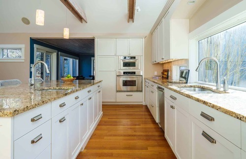 Oak Bluffs House | Sengekontacket Contemporary With Water Views
