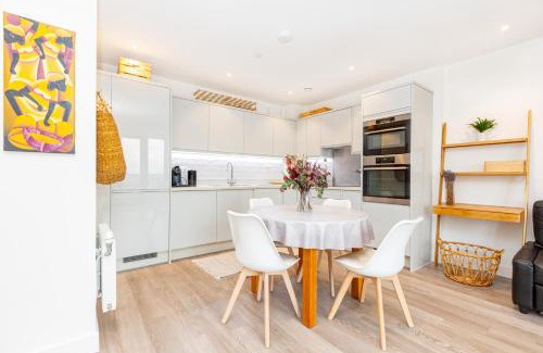 Wandsworth Apartment | Sensational 2BR wViews & Balcony in Wandsworth
