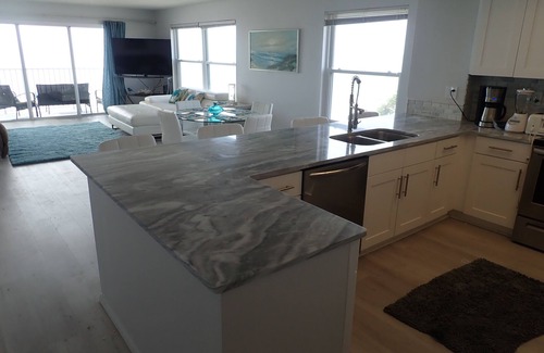 Redington Shores Condo | Sept 13-16 Avail! BEACHFRONT CORNER 2/2 w/Jacuzzi and Electric FP!