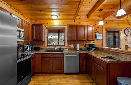 Sevierville Cabin | September Specials! Quiet, Cozy, Games, Arcade & Hot Tub