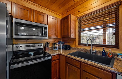 Sevierville Cabin | September Specials! Quiet, Cozy, Games, Arcade & Hot Tub