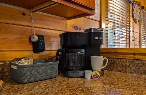 Sevierville Cabin | September Specials! Quiet, Cozy, Games, Arcade & Hot Tub