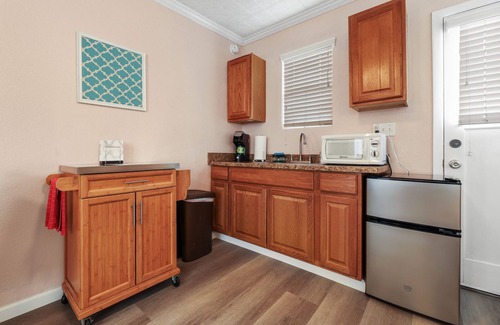 Visalia Apartment | Sequoia Park CA Coast Wineries Skiing-All Day Trips from Comfy Apt