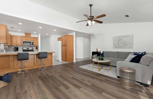 Visalia House | Sequoia Poolside Escape w BBQ & Fire pit