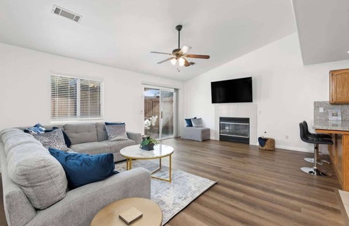 Visalia House | Sequoia Poolside Escape w BBQ & Fire pit