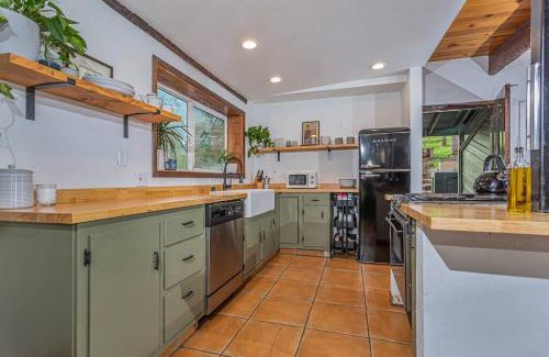 Three Rivers House | Sequoia TREE HOUSE light andbright